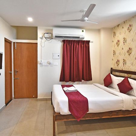 Hotel VI Park - City Centre Пондичери Екстериор снимка