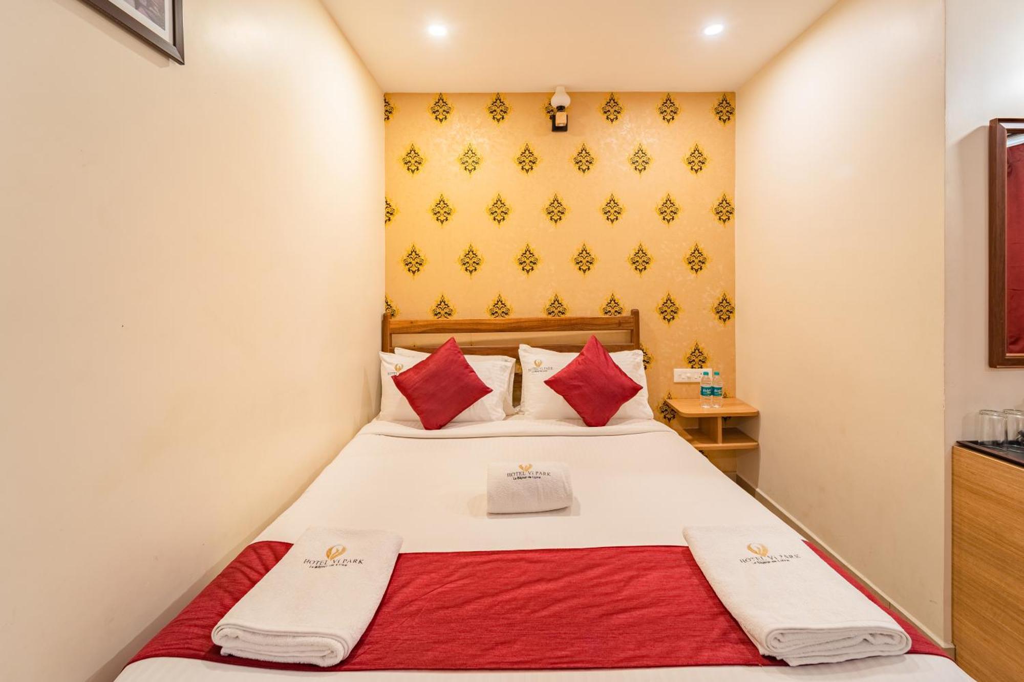 Hotel VI Park - City Centre Пондичери Екстериор снимка