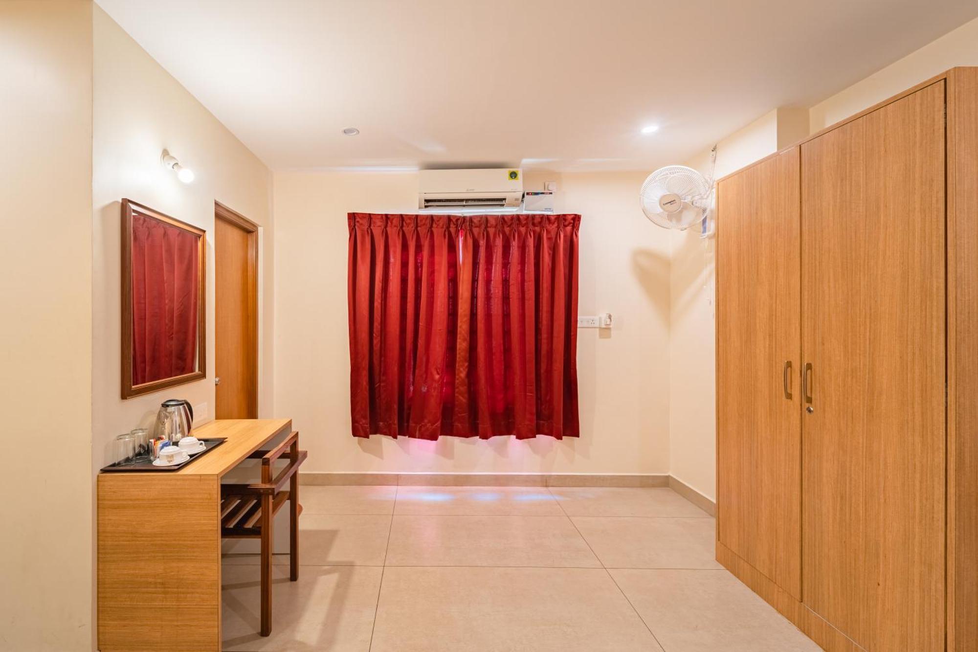 Hotel VI Park - City Centre Пондичери Екстериор снимка