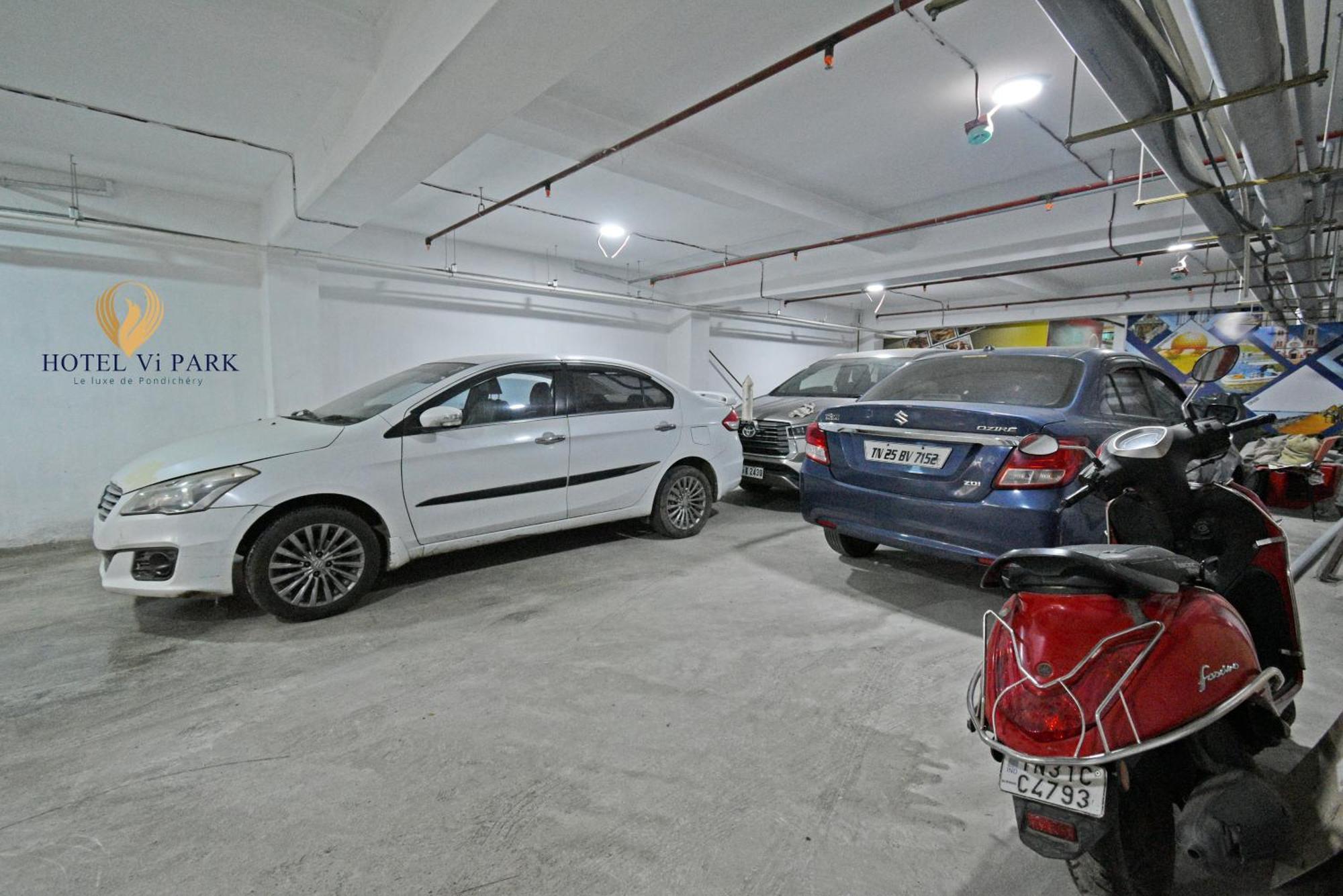Hotel VI Park - City Centre Пондичери Екстериор снимка
