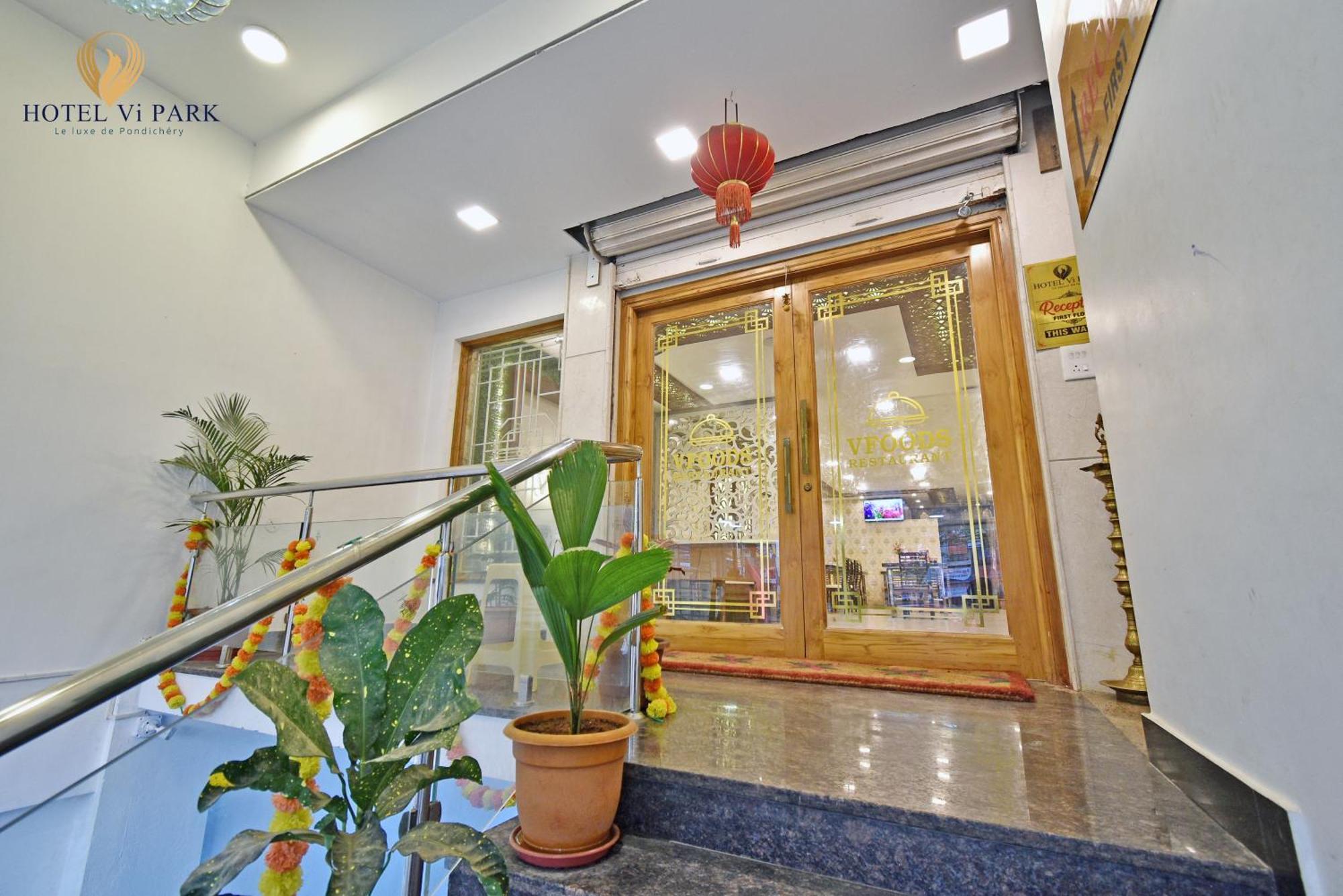 Hotel VI Park - City Centre Пондичери Екстериор снимка